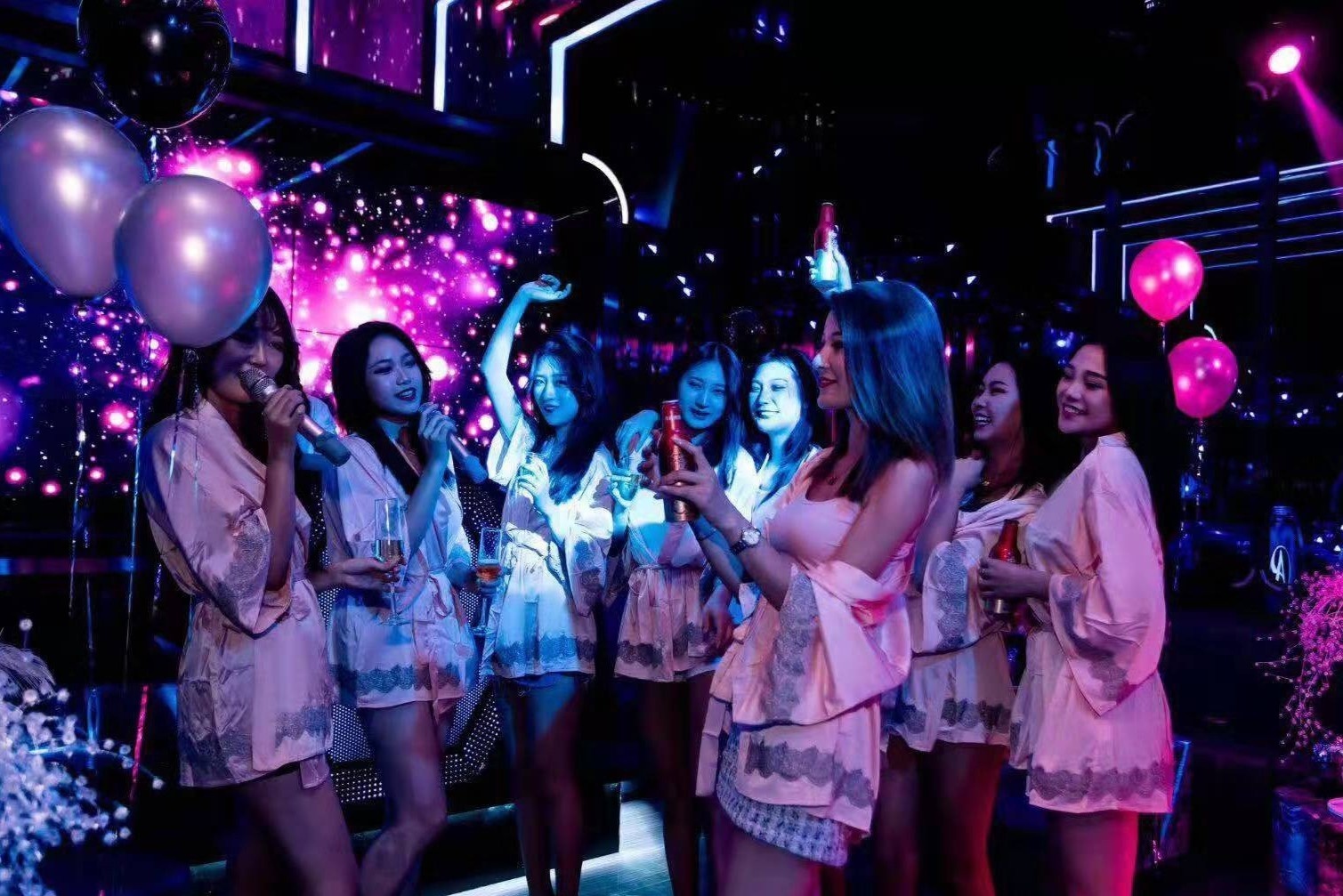 hop dem,  bar o singapore mong duoc mo cua anh 2