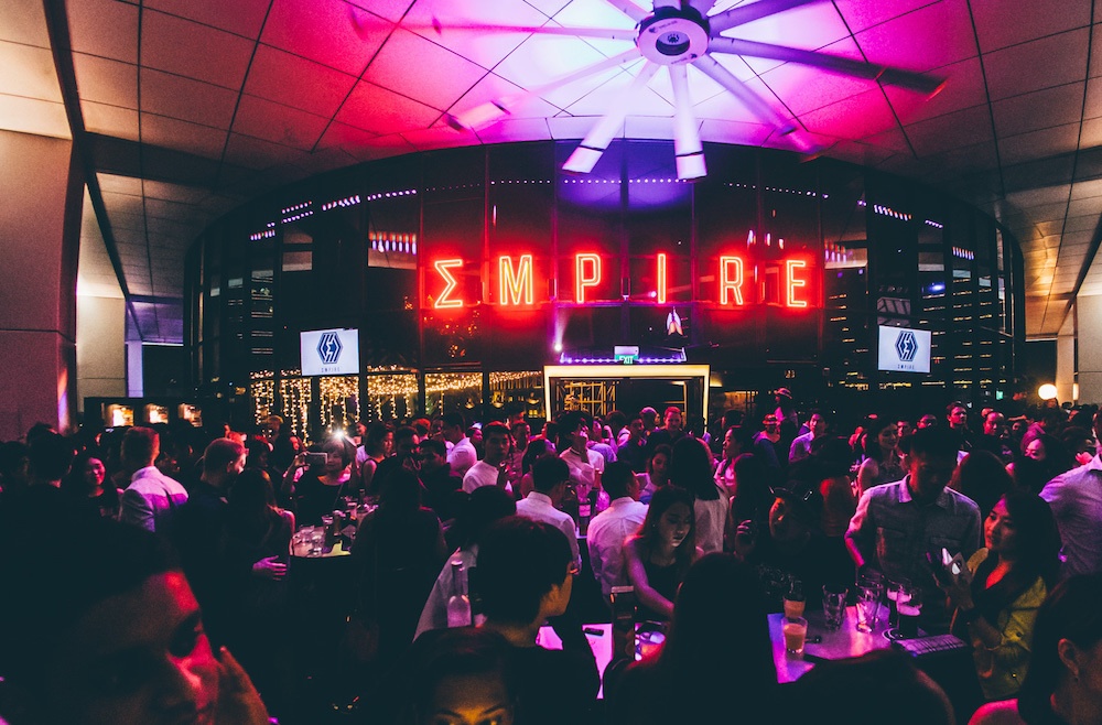 hop dem,  bar o singapore mong duoc mo cua anh 3