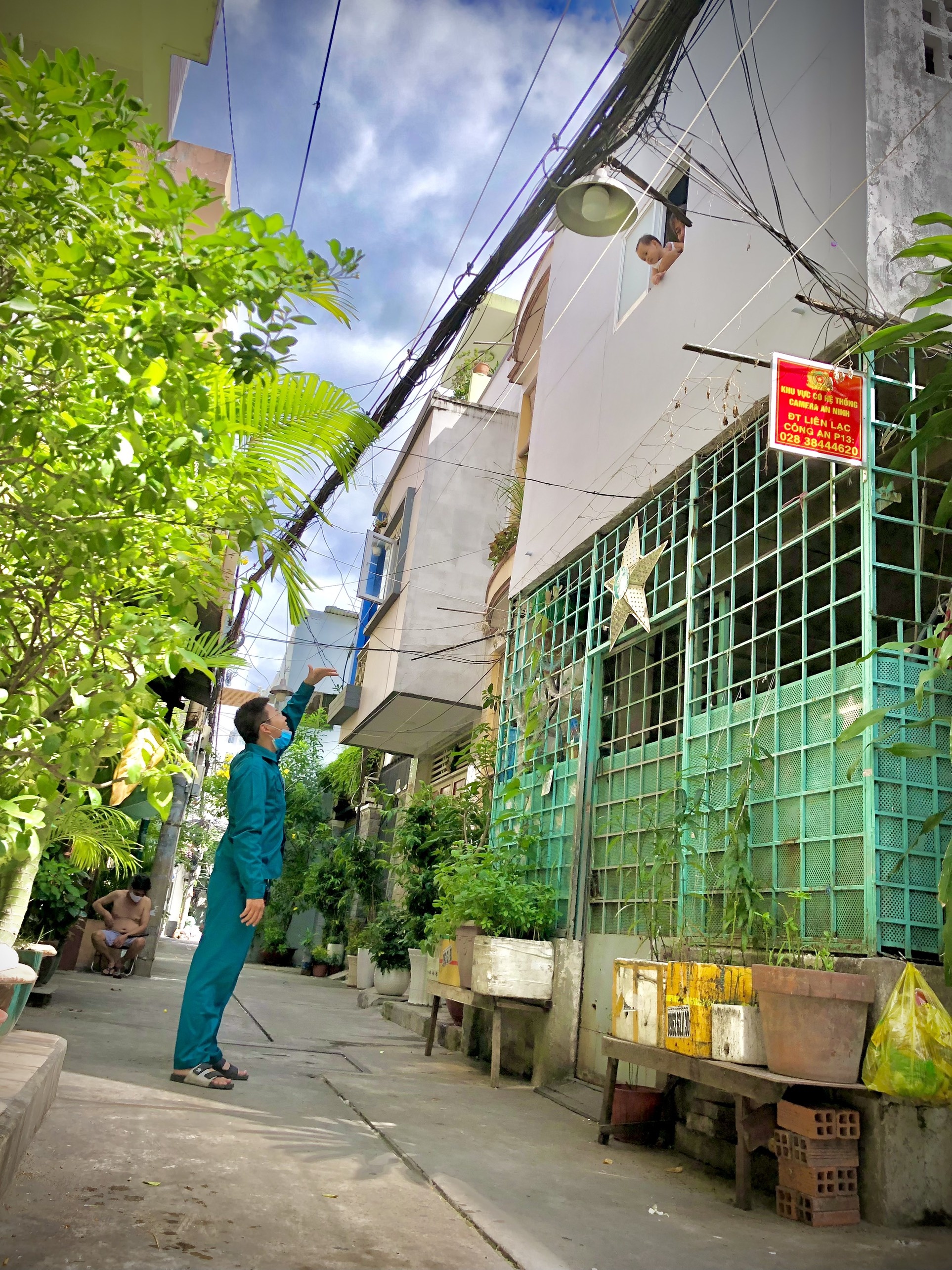 dân quân tự vệ chào vợ con qua ô cửa sổ ảnh 1 dan quan tu ve chao vo con qua o cua so anh 1