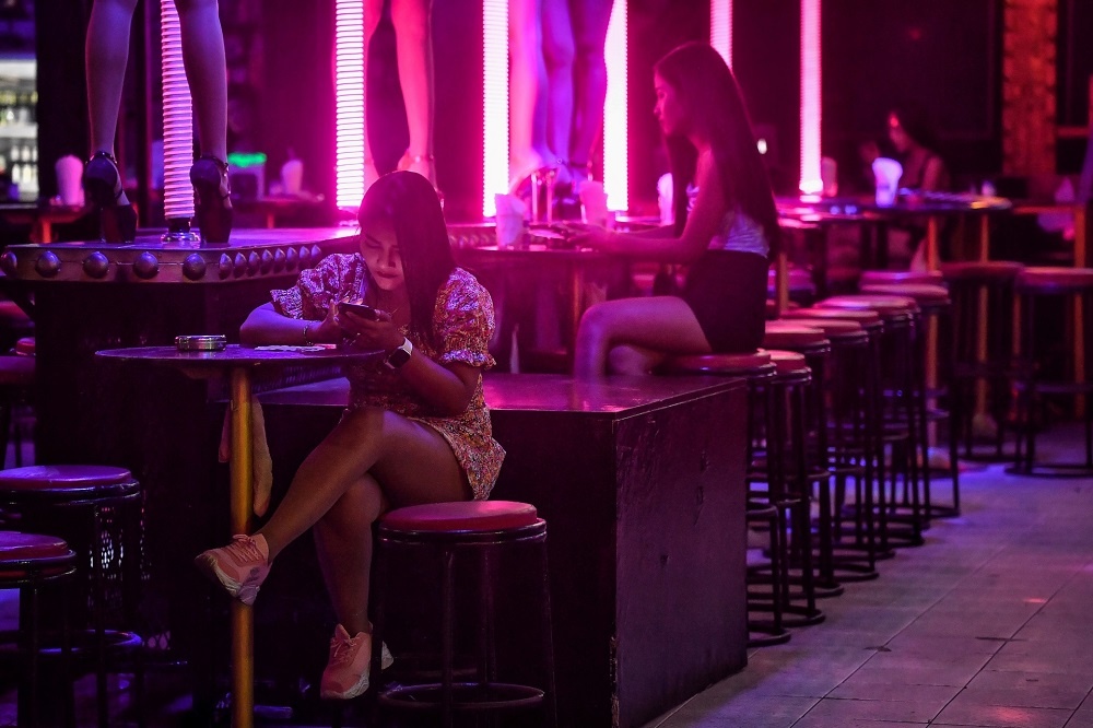 Phuket tiep tuc dong cua quan bar, hop dem vi Covid-19 hinh anh
