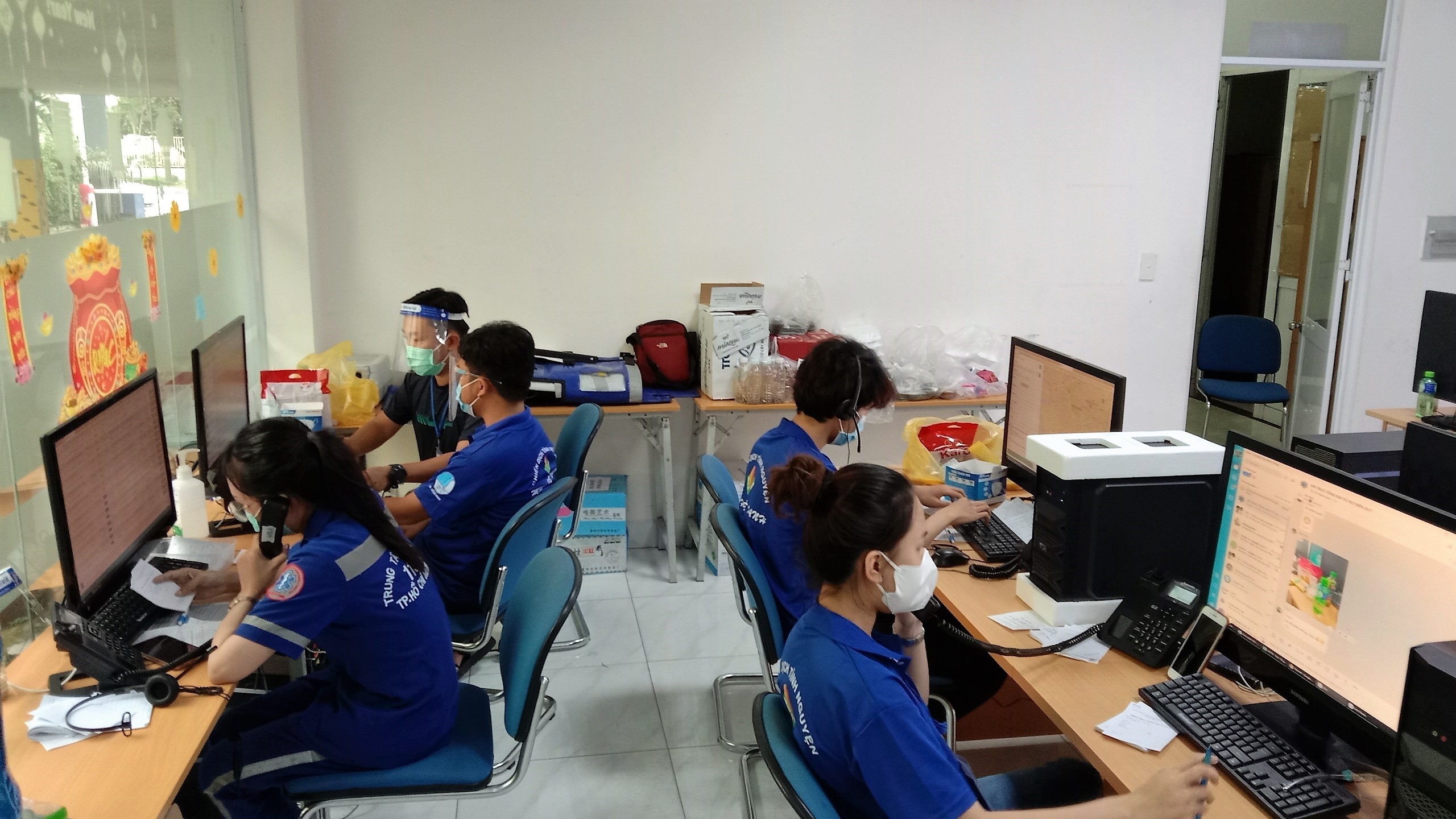 giới trẻ tp.hcm tình nguyện trực tổng đài 115 ảnh 2 gioi tre tp.hcm tinh nguyen truc tong dai 115 anh 2