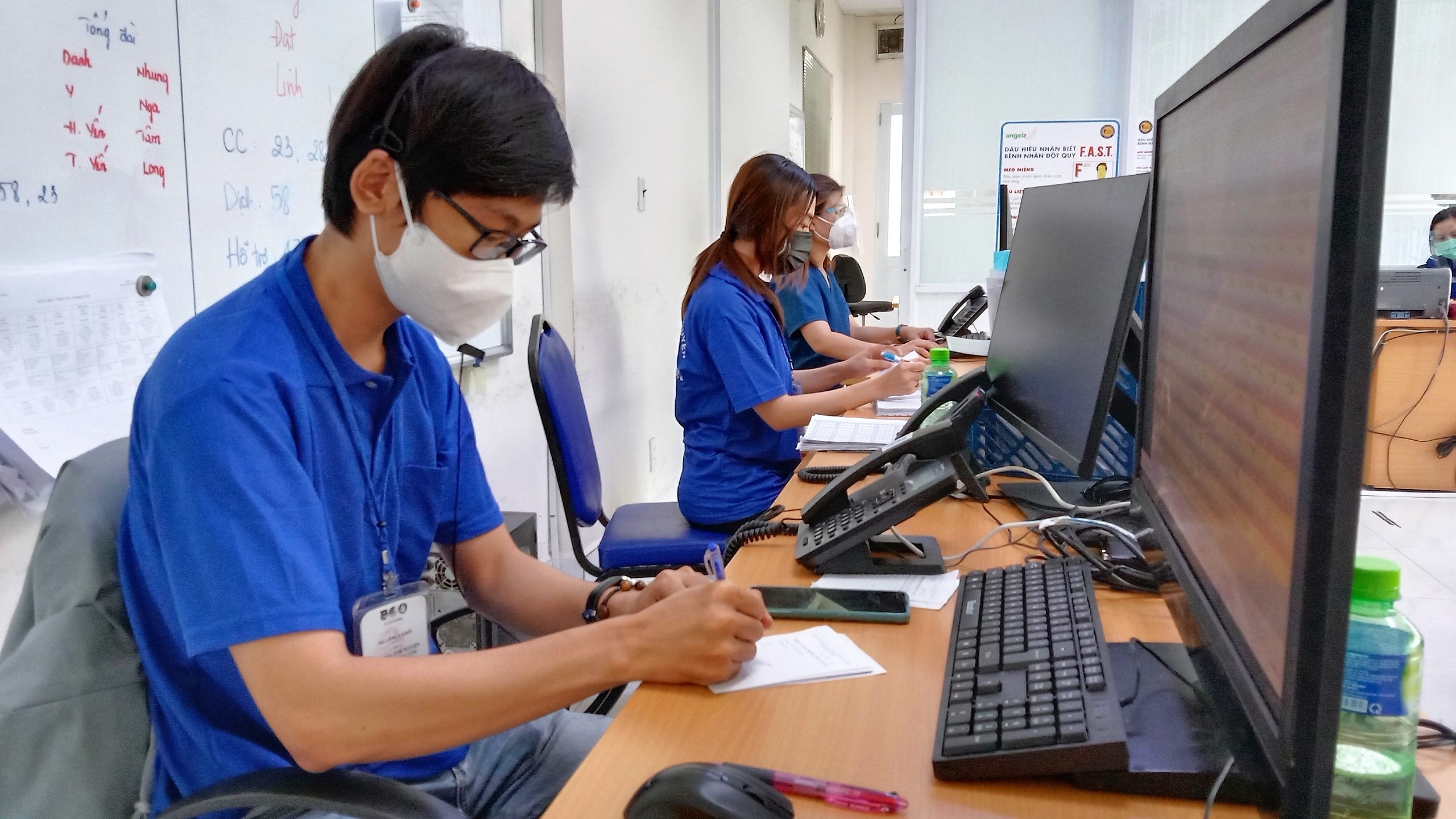 giới trẻ tp.hcm tình nguyện trực tổng đài 115 ảnh 4 gioi tre tp.hcm tinh nguyen truc tong dai 115 anh 4