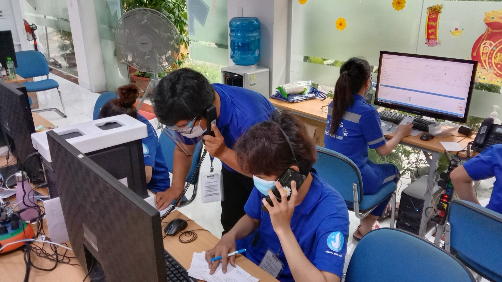 giới trẻ tp.hcm tình nguyện trực tổng đài 115 ảnh 1 gioi tre tp.hcm tinh nguyen truc tong dai 115 anh 1