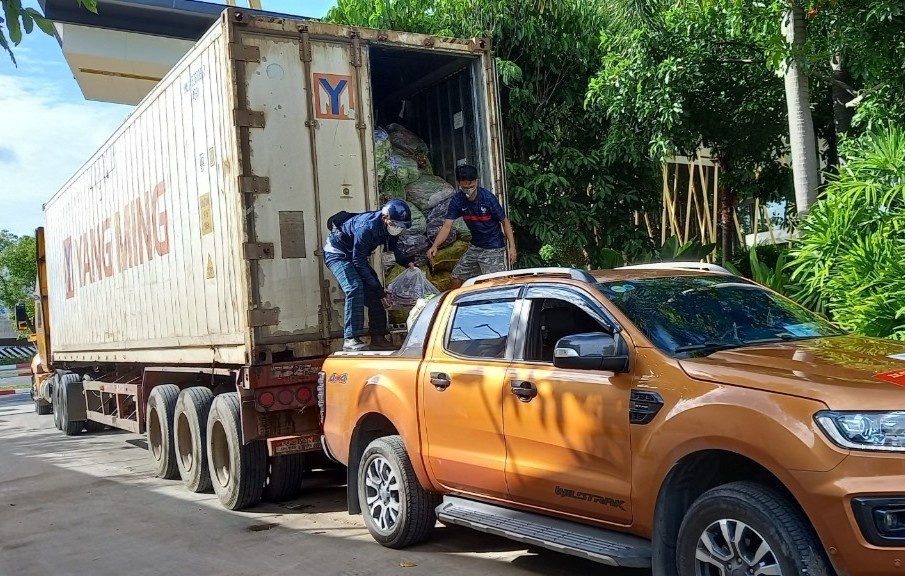 Chuyen xe chay xuyen dem cho rau cu tu Da Lat ve tang ba con TP.HCM hinh anh