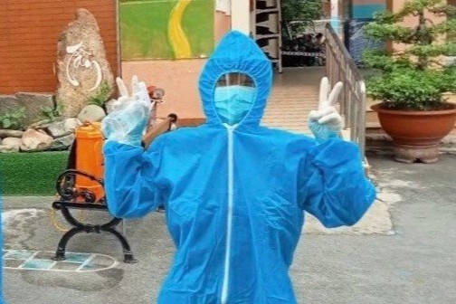 Sinh nhat khi di chong dich o TP.HCM, co gai duoc tang mi tom, hanh la hinh anh