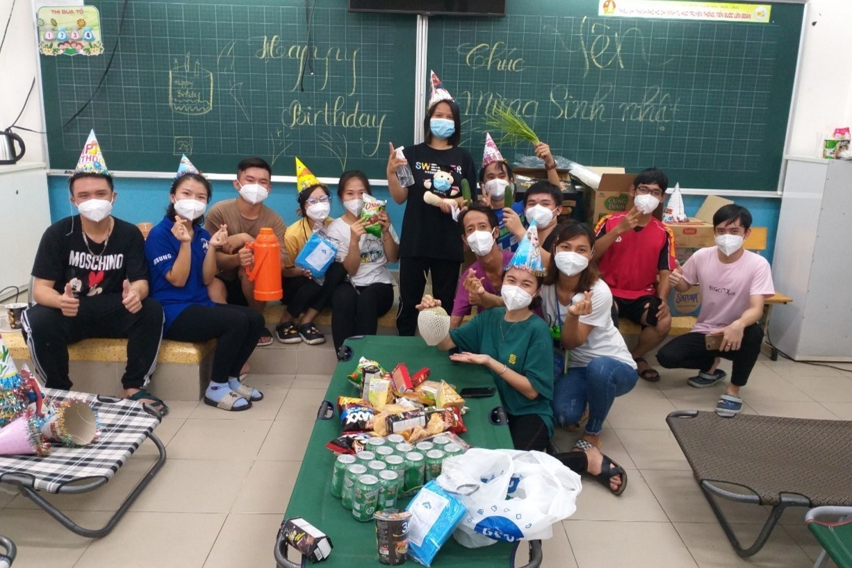 sinh nhật tình nguyện viên tại khu cách ly ảnh 1 sinh nhat tinh nguyen vien tai khu cach ly anh 1