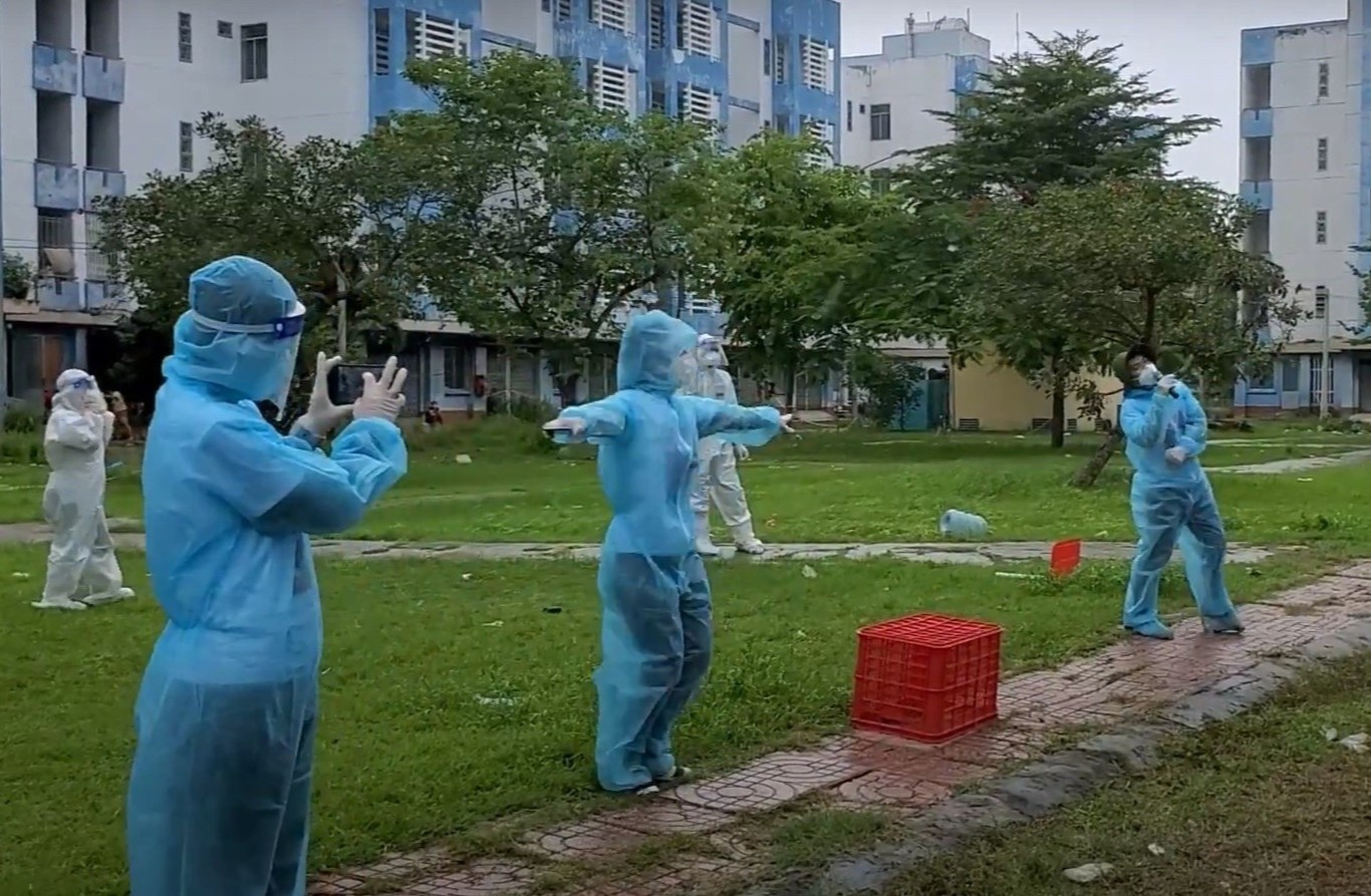 Tinh nguyen vien o TP.HCM hat tang y, bac si duoi mua hinh anh