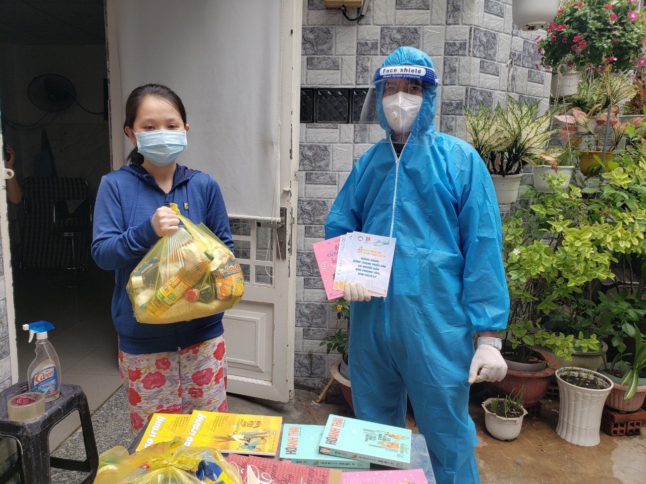 tinh nguyen vien o tp.hcm cham cho giup gia dinh f0 anh 3