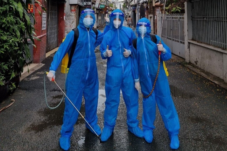 Tinh nguyen vien giup gia dinh F0 o TP.HCM cham cho cung hinh anh