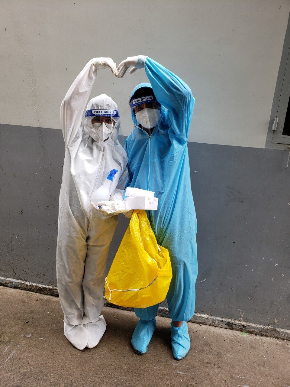 tinh nguyen vien o tp.hcm cham cho giup gia dinh f0 anh 4