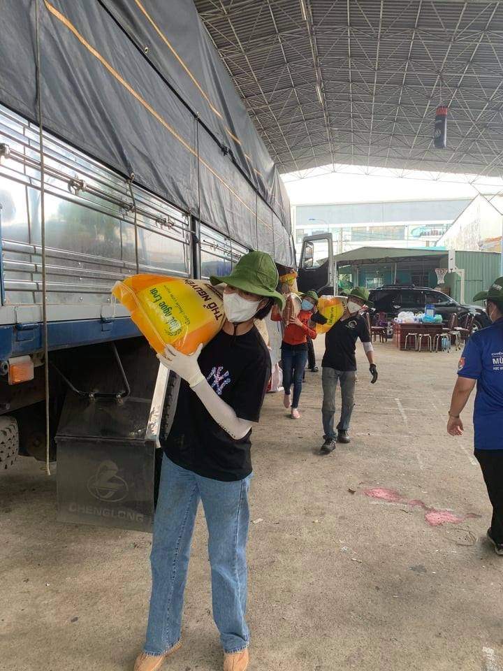nữ tình nguyện viên thuyết phục chồng đi chống dịch ảnh 2 nu tinh nguyen vien thuyet phuc chong di chong dich anh 2