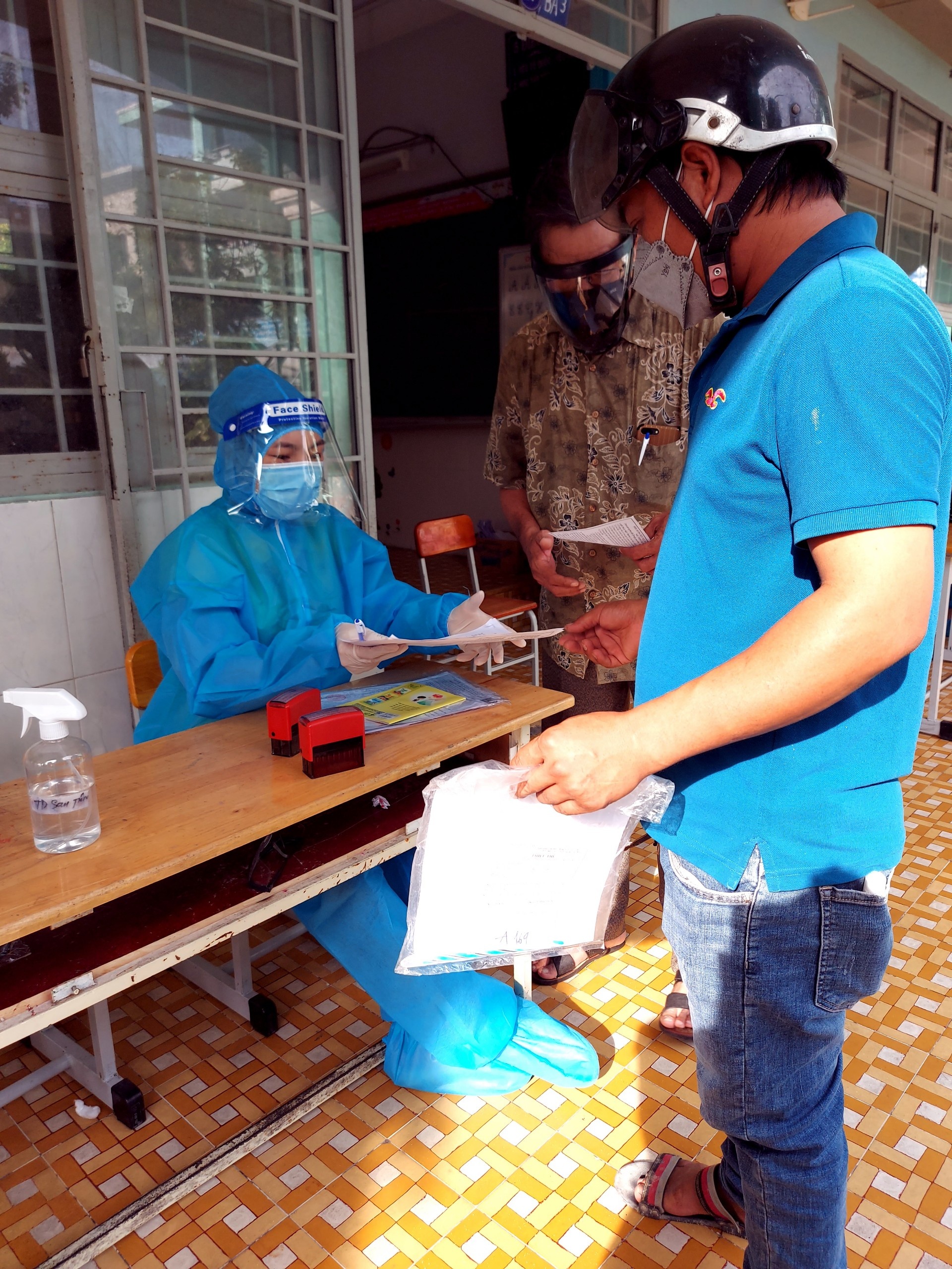 nữ tình nguyện viên thuyết phục chồng đi chống dịch ảnh 4 nu tinh nguyen vien thuyet phuc chong di chong dich anh 4