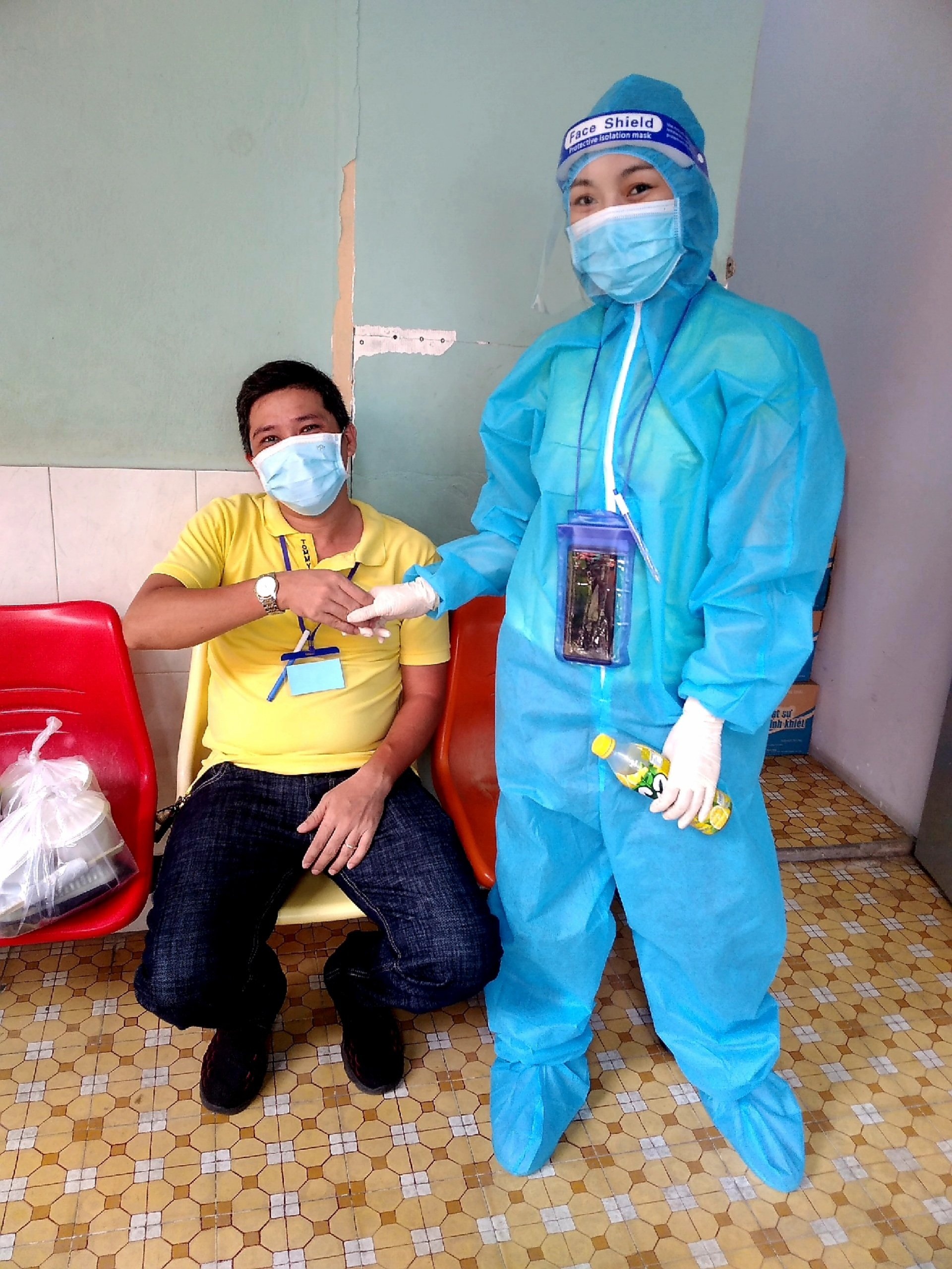 nữ tình nguyện viên thuyết phục chồng đi chống dịch ảnh 1 nu tinh nguyen vien thuyet phuc chong di chong dich anh 1
