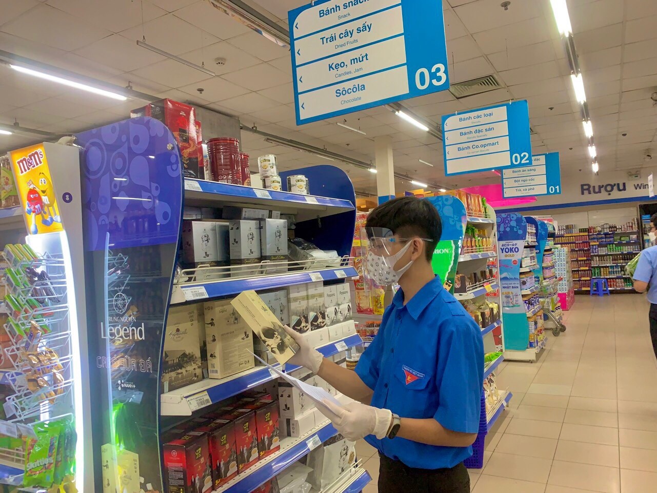 tinh nguyen vien tp.hcm ho tro sieu thi anh 2