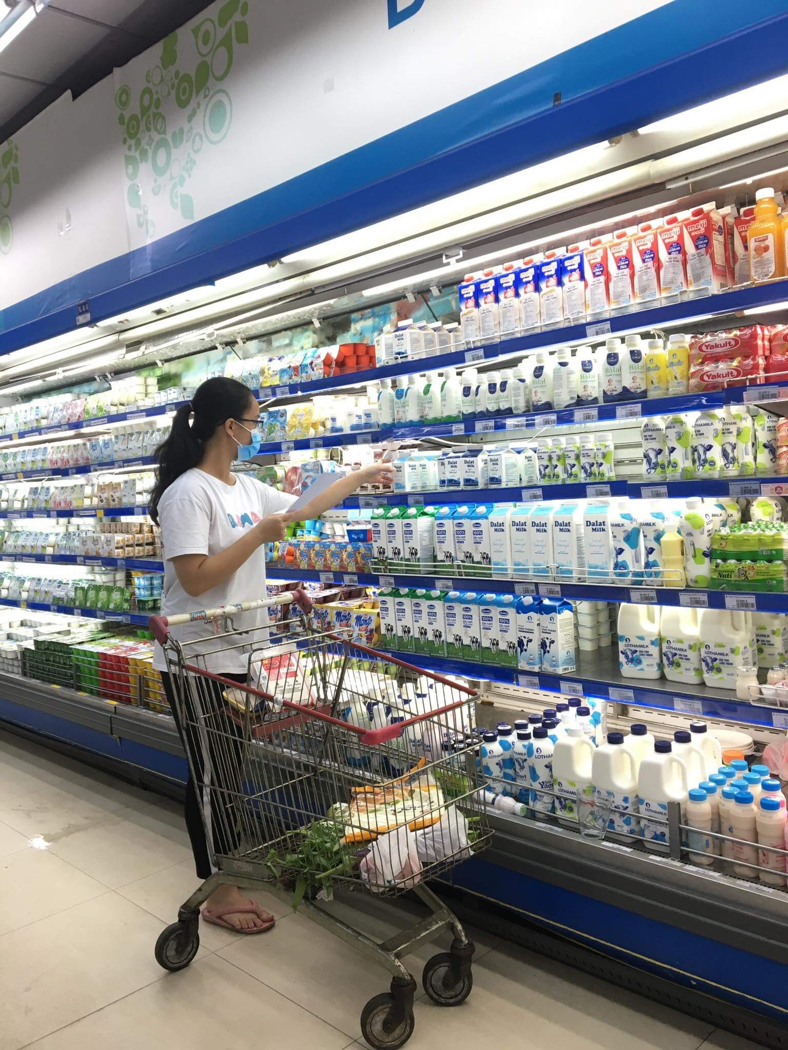 tinh nguyen vien tp.hcm ho tro sieu thi anh 3