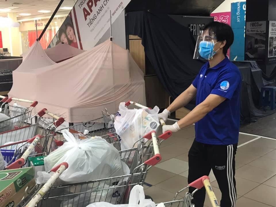 tinh nguyen vien tp.hcm ho tro sieu thi anh 4