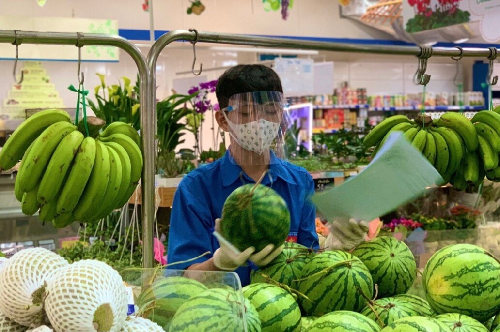 Tinh nguyen vien 17 tuoi giup dan TP.HCM di sieu thi trong dich hinh anh