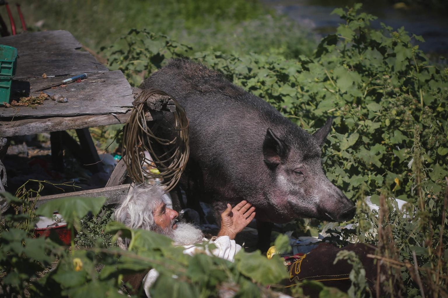 an si tren nui duoc tiem vaccine covid-19 anh 2