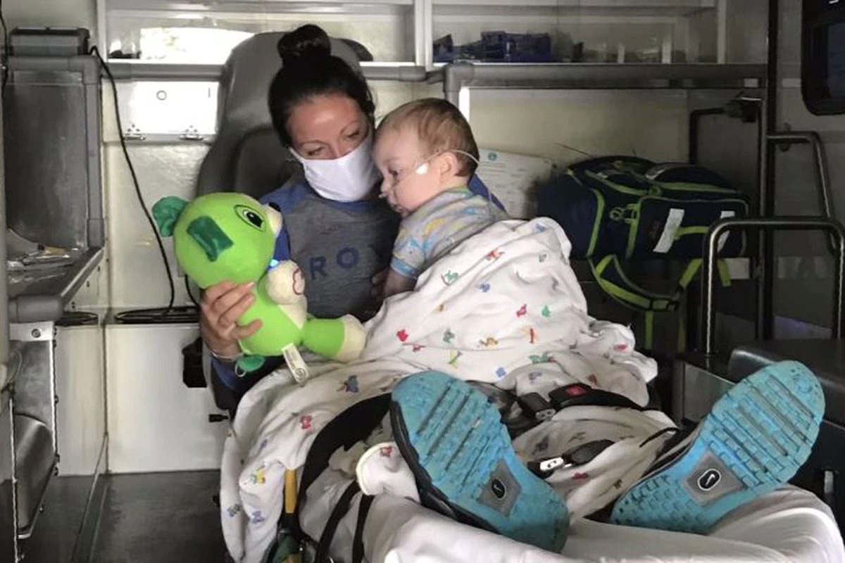 Cha cau xin moi nguoi tiem vaccine sau khi con mac Covid-19 o My hinh anh