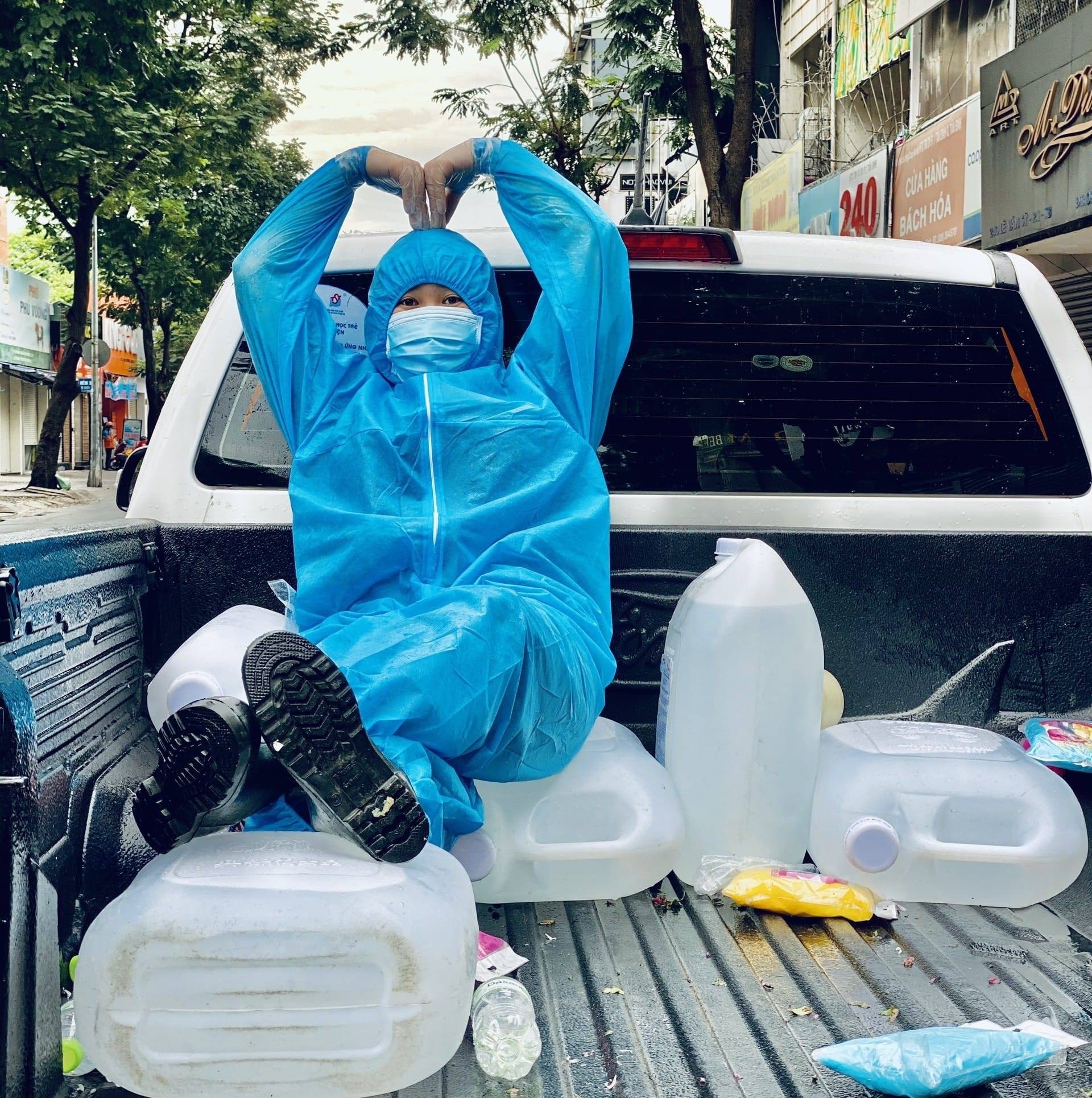 tình nguyện viên che nắng cho em nhỏ ở TP.HCM ảnh 2 tinh nguyen vien che nang cho em nho o TP.HCM anh 2