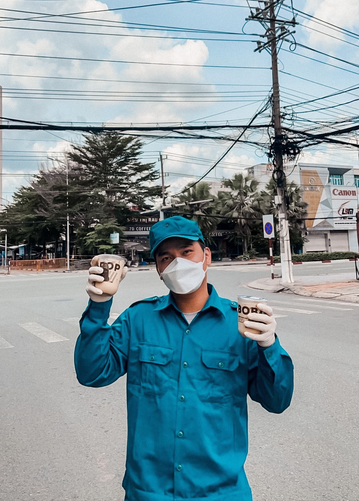 cặp vợ chồng tặng cơm cho lực lượng chống dịch ảnh 3 cap vo chong tang com cho luc luong chong dich anh 3