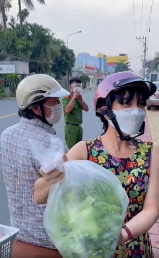 cặp vợ chồng tặng cơm cho lực lượng chống dịch ảnh 1 cap vo chong tang com cho luc luong chong dich anh 1