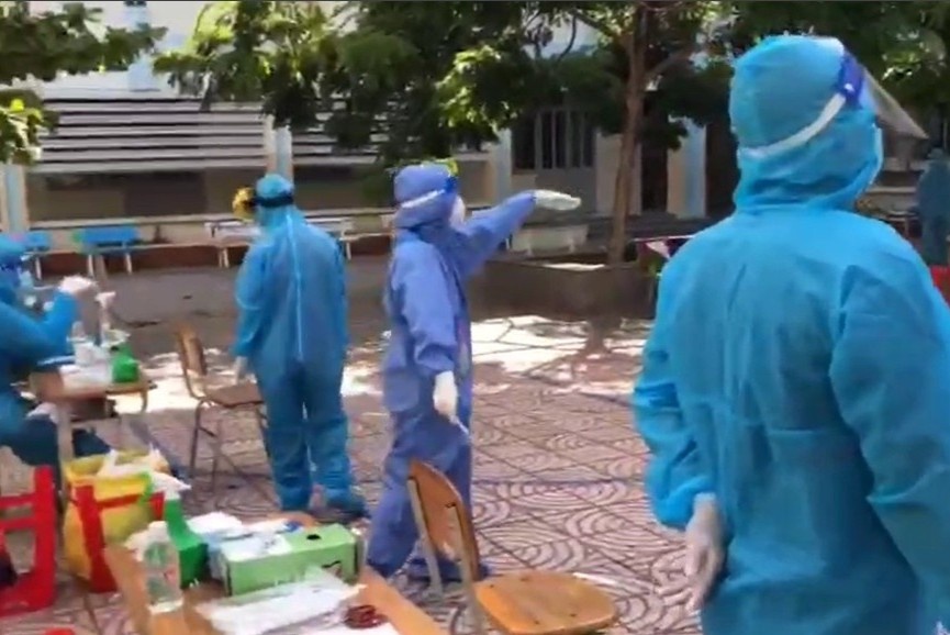 Nhan vien y te nhiet tinh moi nguoi dan toi lay mau xet nghiem hinh anh