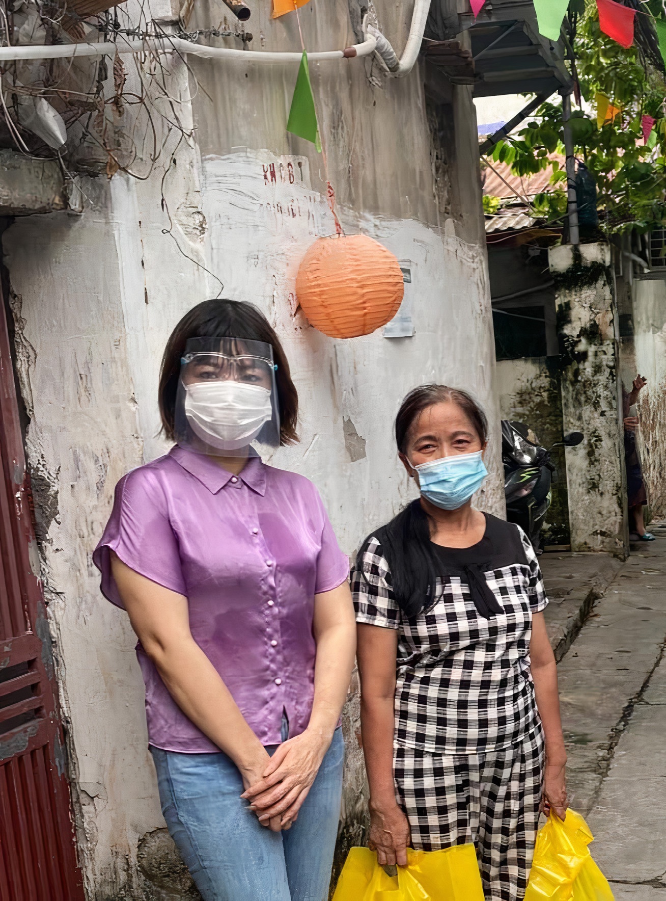 tặng 132 suất quà cho xóm chạy thận bạch mai ảnh 3 tang 132 suat qua cho xom chay than bach mai anh 3