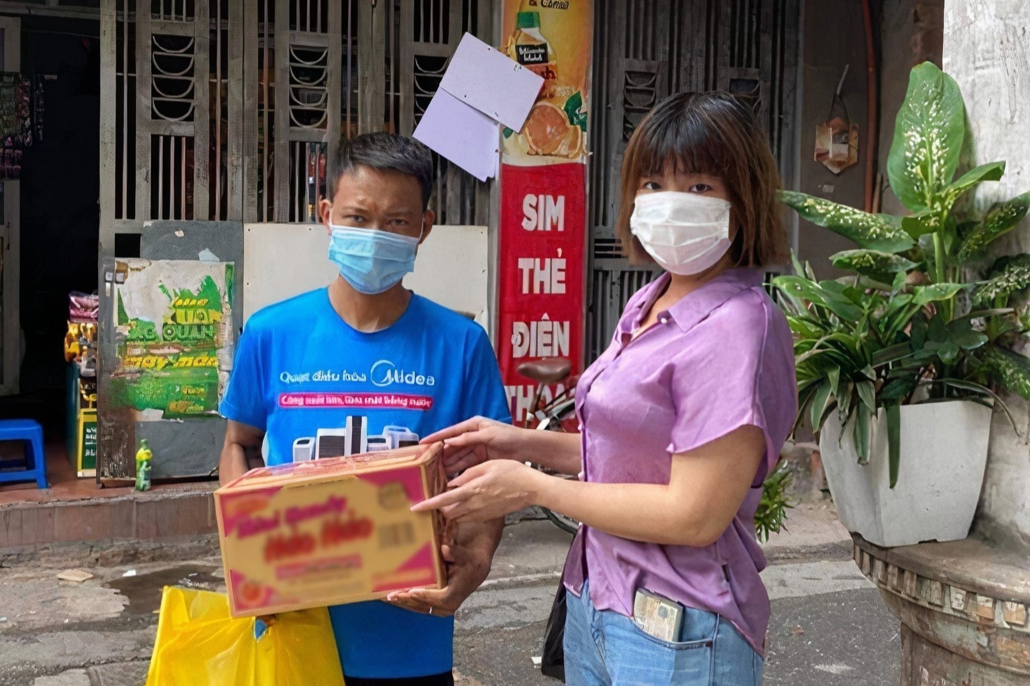 Cu dan xom chay than duoc giup do trong dich hinh anh