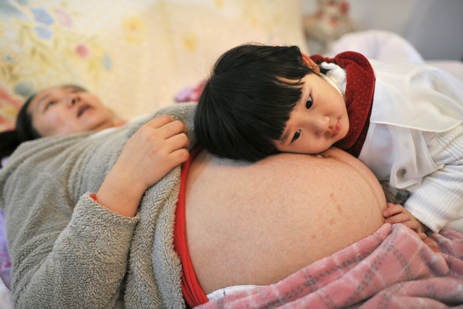 Vo chong Trung Quoc duoc sinh 3 con, nhung khong co tien de de hinh anh