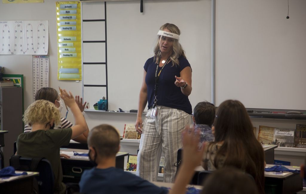 Giao vien My khong deo khau trang, lay Covid-19 cho hoc sinh hinh anh