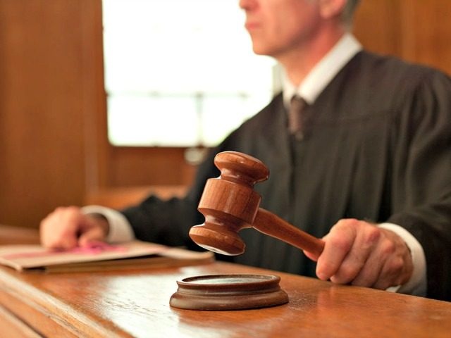 bi phat 30.000 usd vi vut tap chi khieu dam cua con trai anh 1