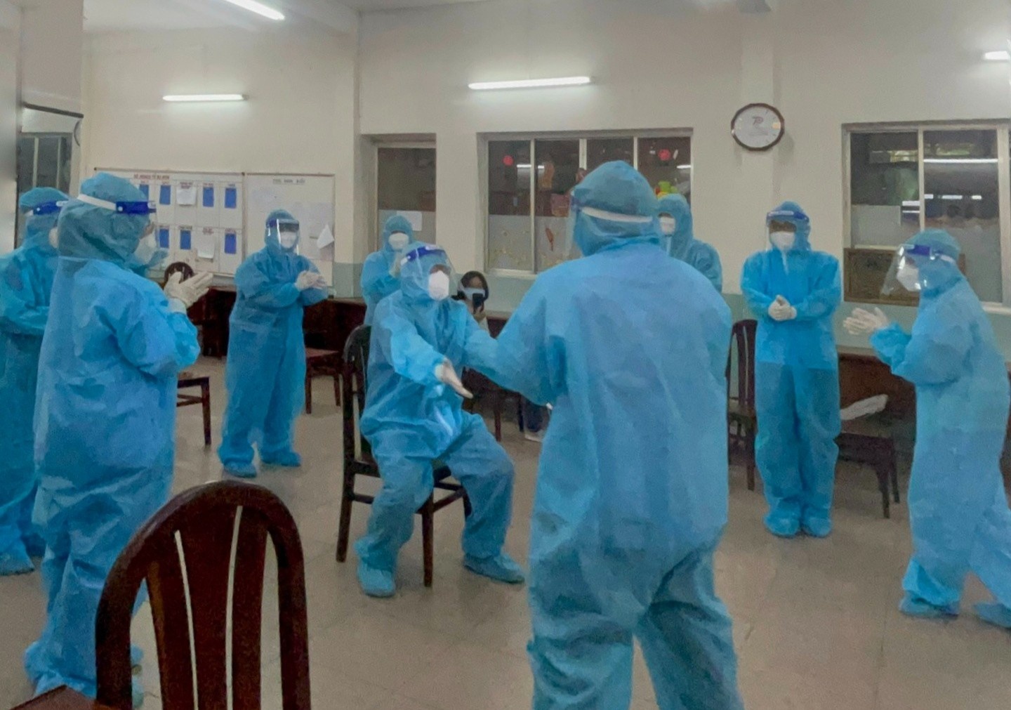 Bac si chong dich duoc chuc mung sinh nhat kieu 'gian cach' hinh anh