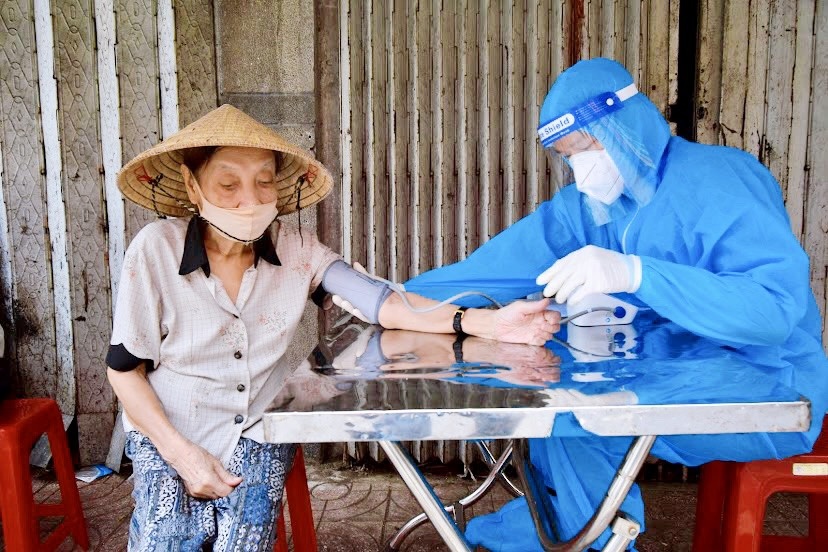 tình nguyện viên tới tận nhà tiêm vaccine ảnh 2 tinh nguyen vien toi tan nha tiem vaccine anh 2