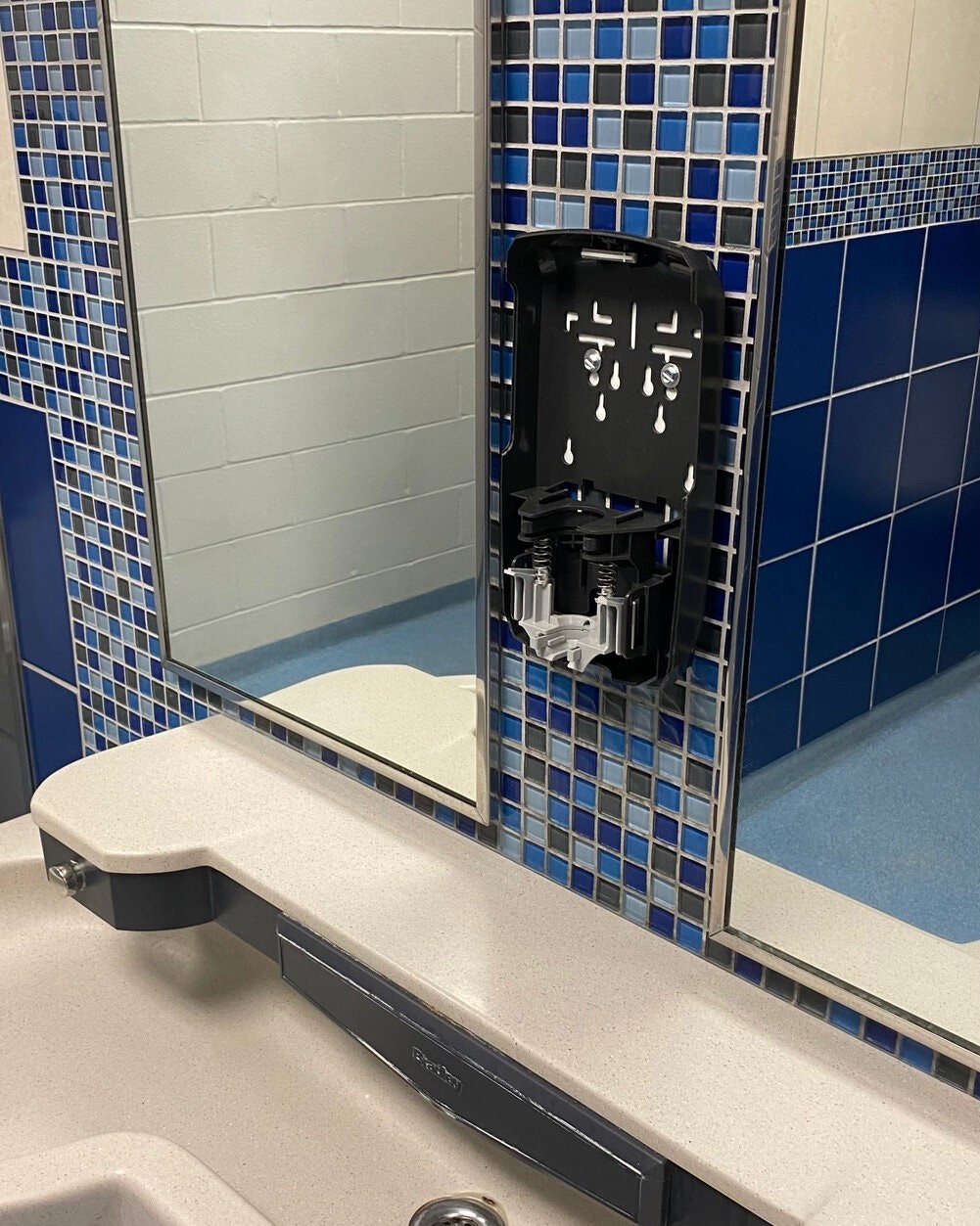 gioi tre trom do dung o truong vi thu thach tiktok anh 1