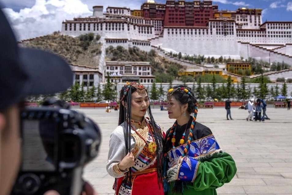 Huong dan vien du lich Trung Quoc livestream kiem song hinh anh