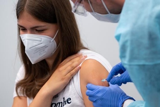 Duc cat tro cap cho nguoi chua tiem vaccine hinh anh