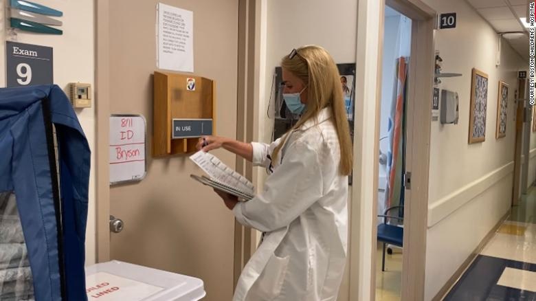 bac si My lo lang khi chua tri cho f0 nhi anh 4