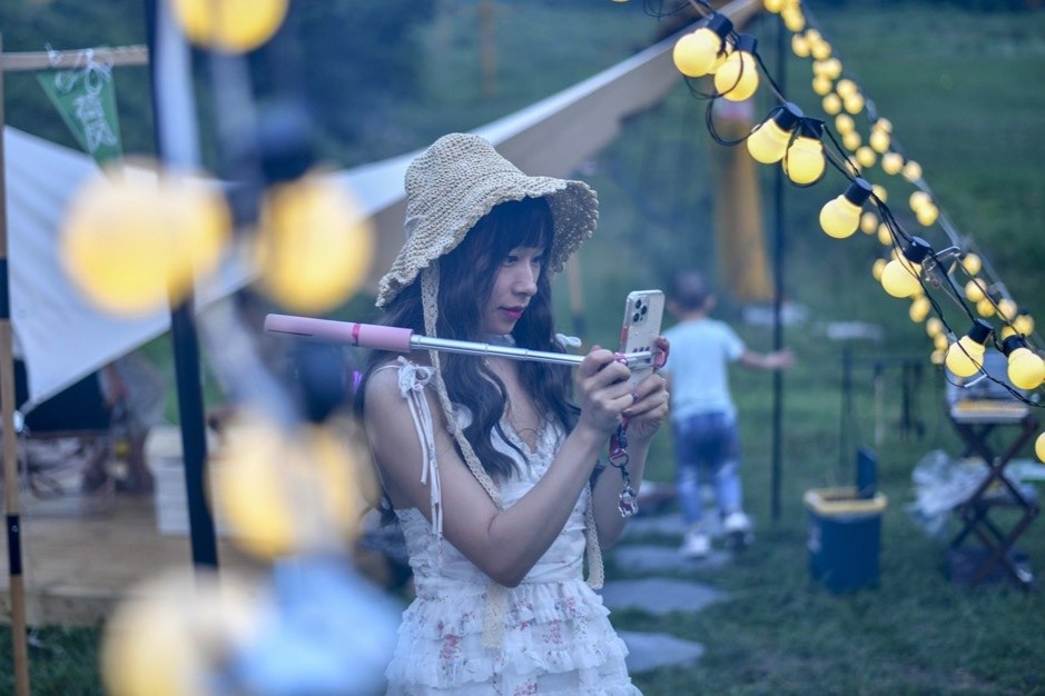 Nguoi tre Trung Quoc cam trai xa xi giua Covid-19 hinh anh