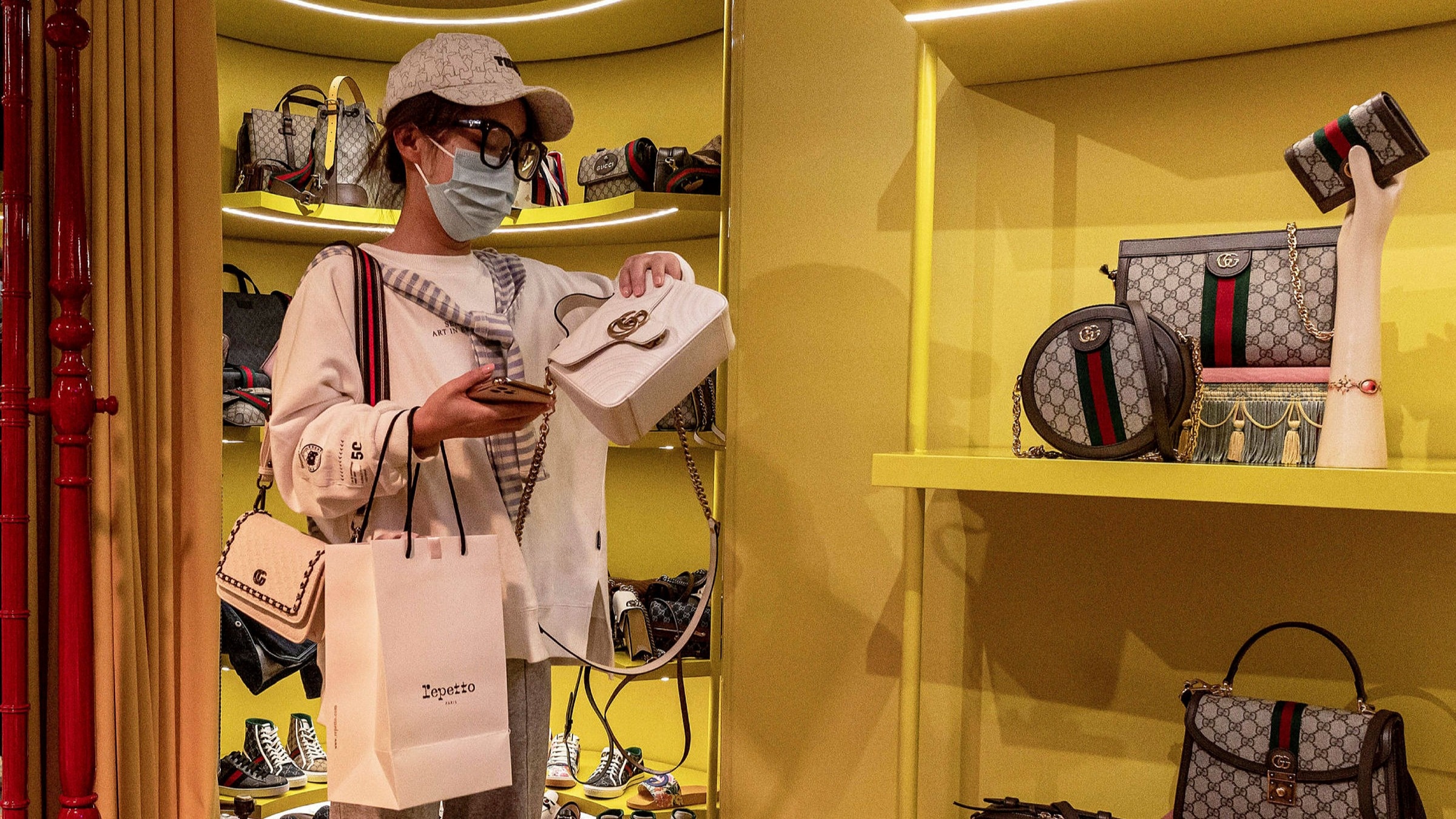 phu nu trung quoc muon ra nuoc ngoai mua do hieu anh 1