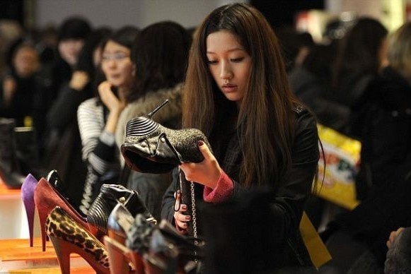 Phu nu giau o Trung Quoc chi muon ra nuoc ngoai mua sam hinh anh