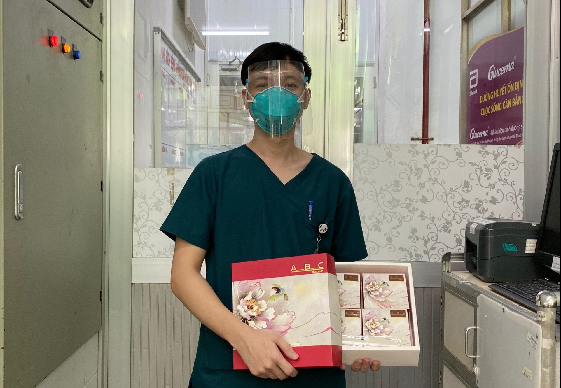 Bac si nguoi Lao di chong dich o TP.HCM hinh anh