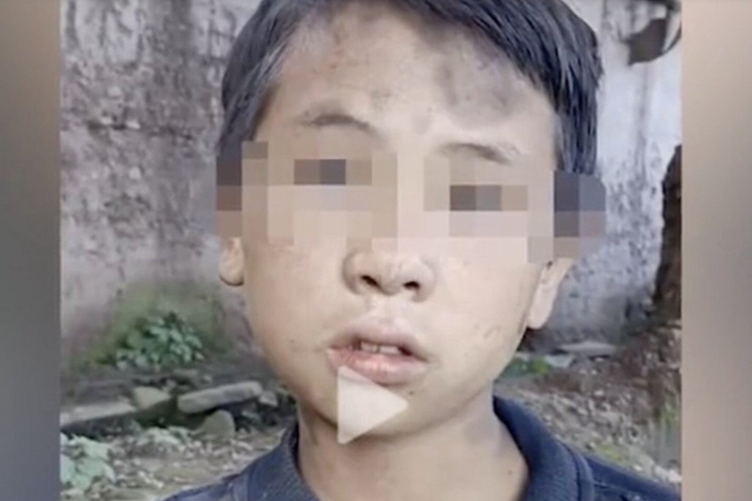 Bat tre em gia ngheo kho de cau keo luot xem o Trung Quoc hinh anh