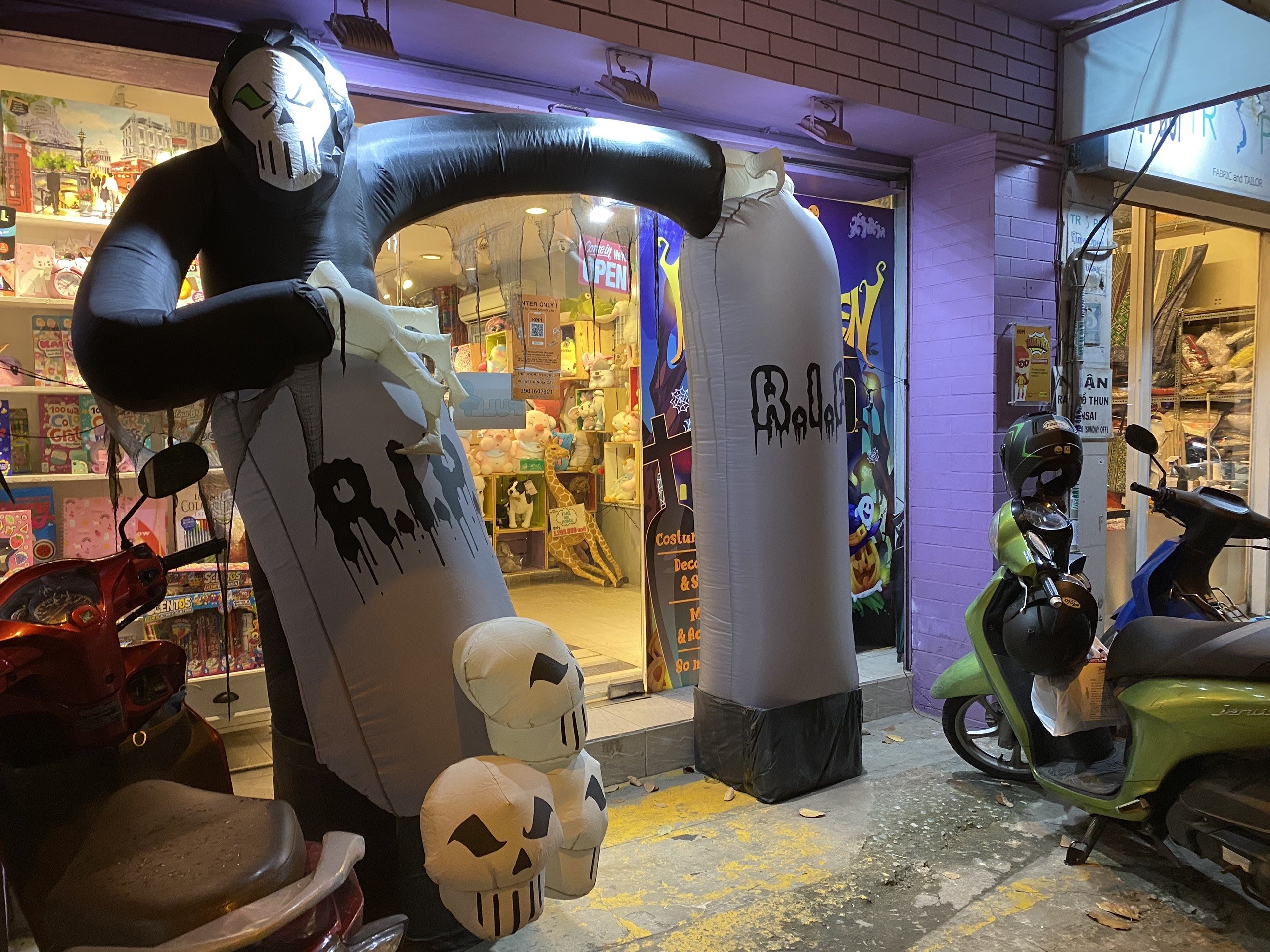 bùi viện và thảo điền vắng vẻ dịp halloween ảnh 2 bui vien va thao dien vang ve dip halloween anh 2