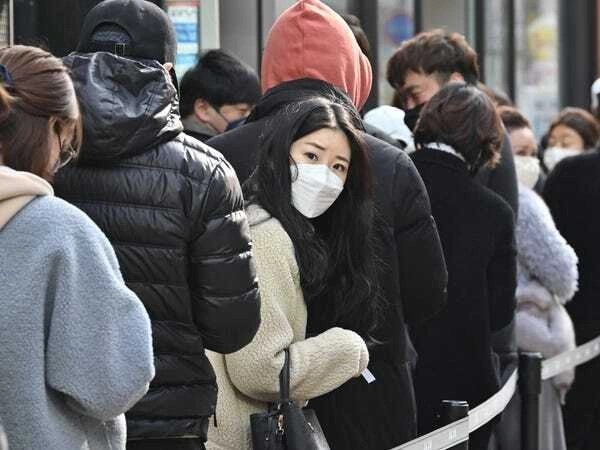 Nguoi Han Quoc rao riet chuan bi song chung voi Covid-19 hinh anh