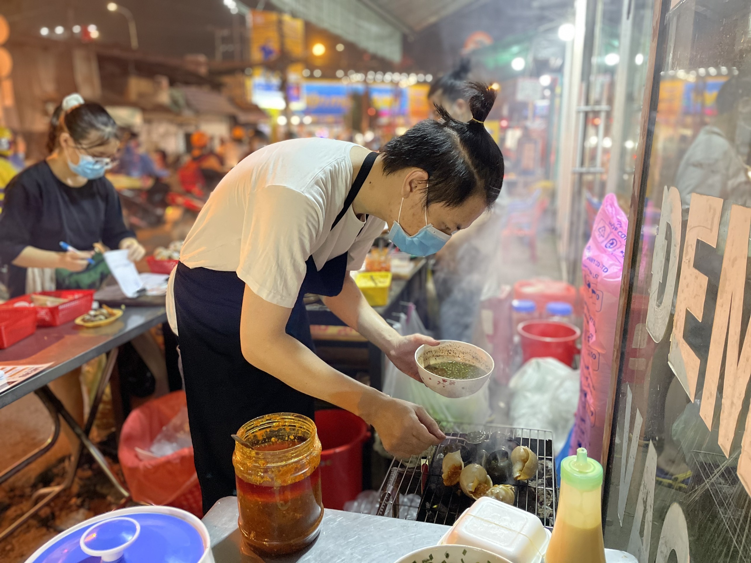 bartender mo tiem oc,  lam shipper anh 2