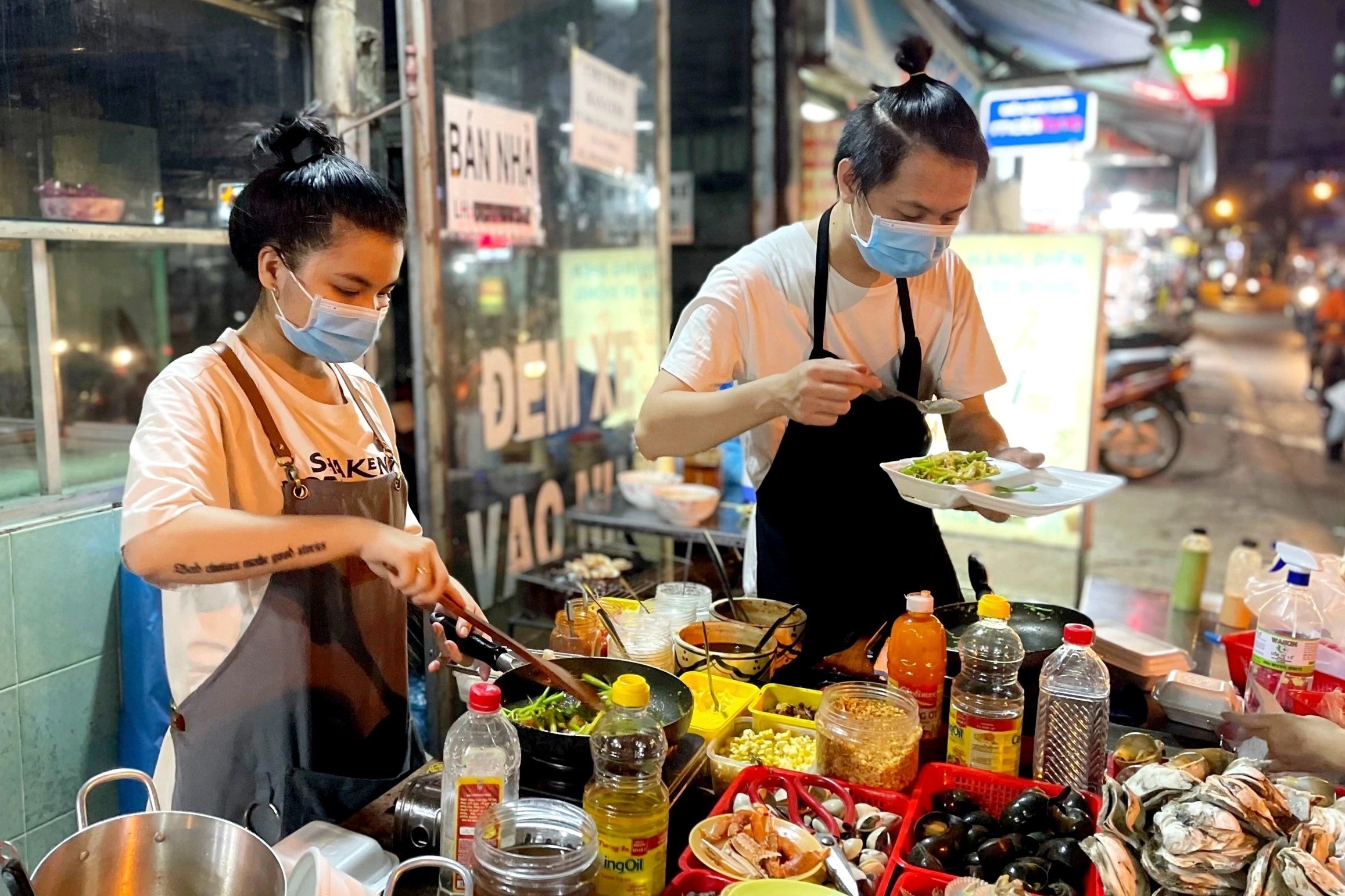 Bartender o TP.HCM mo tiem oc, lam shipper, cho duoc quay lai quay bar hinh anh