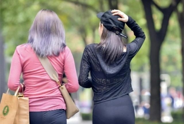 Phu nu Han Quoc mac quan legging bi quay len hinh anh