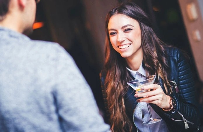 Mat ma bao ve phu nu khoi bi quay roi khi di bar hinh anh