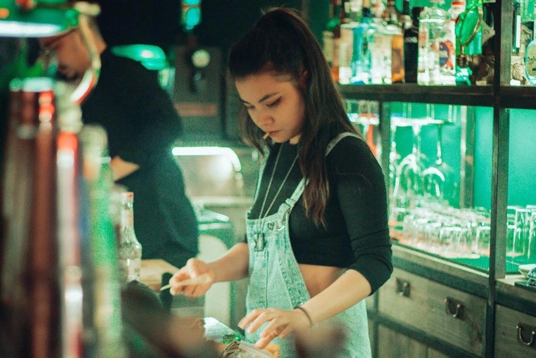 Bartender o TP.HCM: '2 nam, 8 thang nghi viec' hinh anh